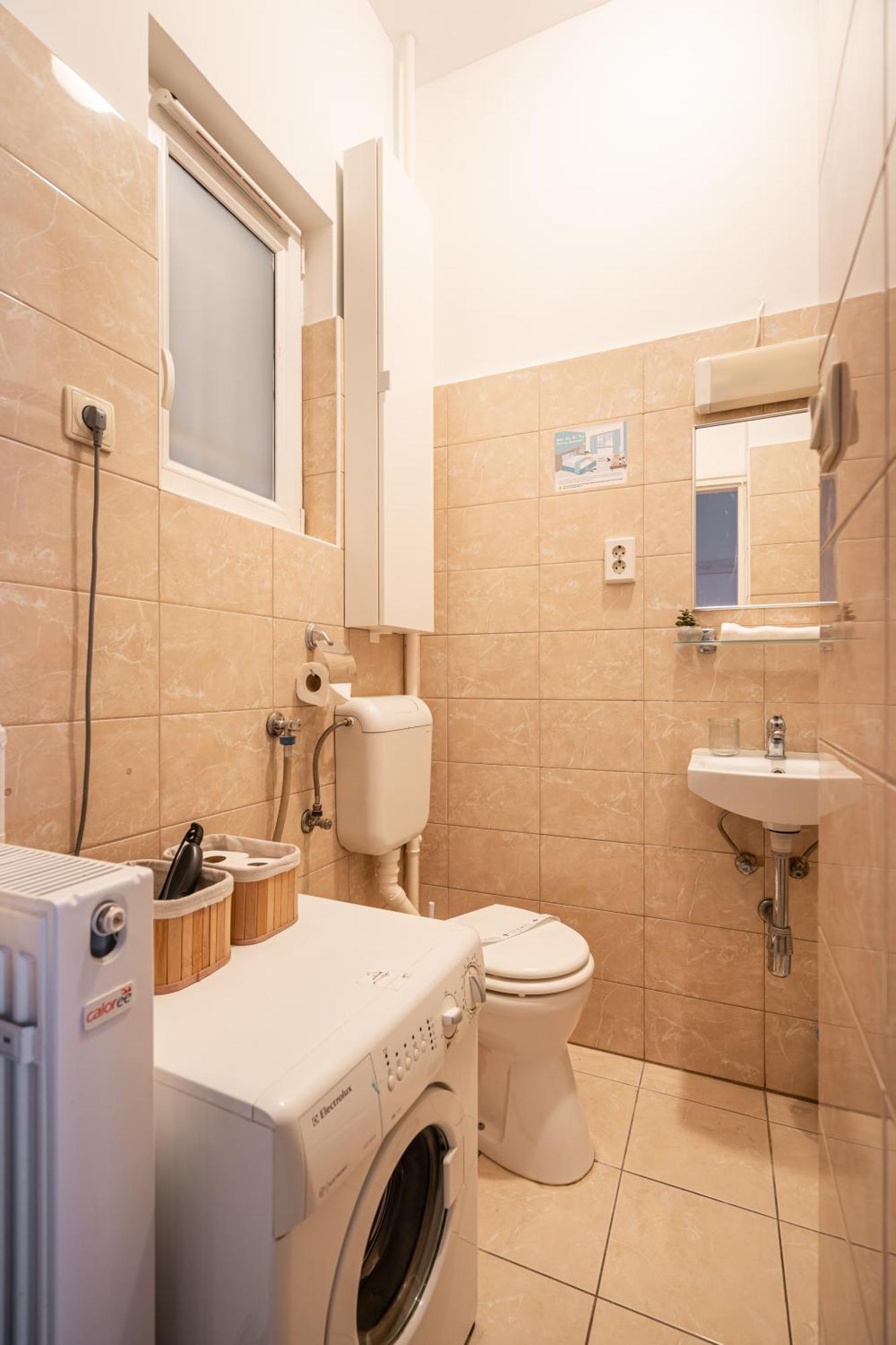 Gleaming Wise Studio Apartment Budapest Bagian luar foto