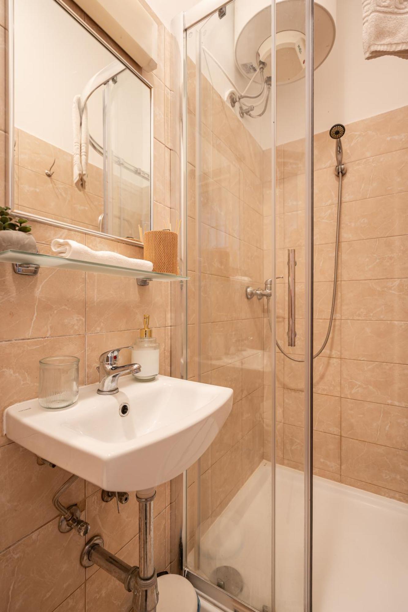 Gleaming Wise Studio Apartment Budapest Bagian luar foto